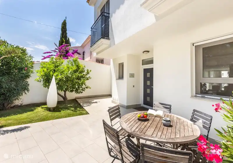 In the front garden there is a cozy sitting area to sit in the sun in the early morning.