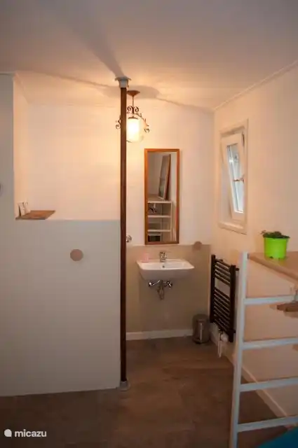 Großes Schlafzimmer mit Toilette und Waschbecken