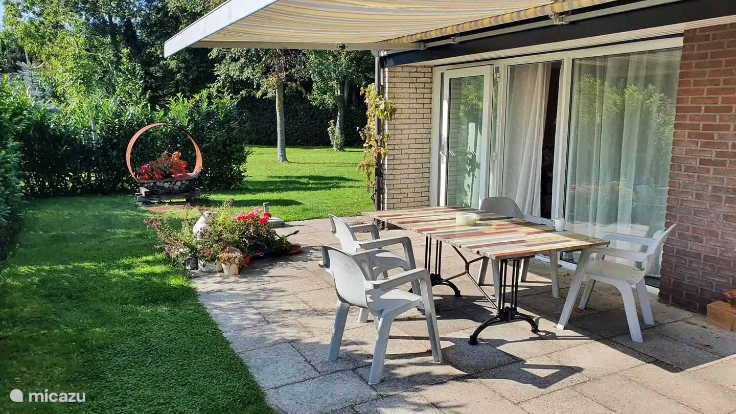 Terrasse mit Blick auf den Garten