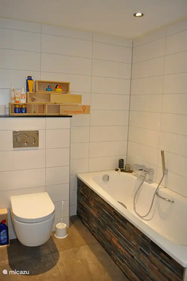 Geräumiges Bad mit zwei Griffen