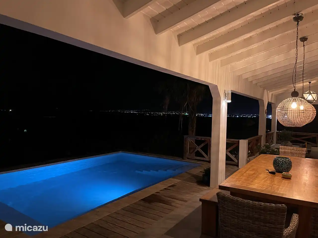 Beleuchteter privater Pool