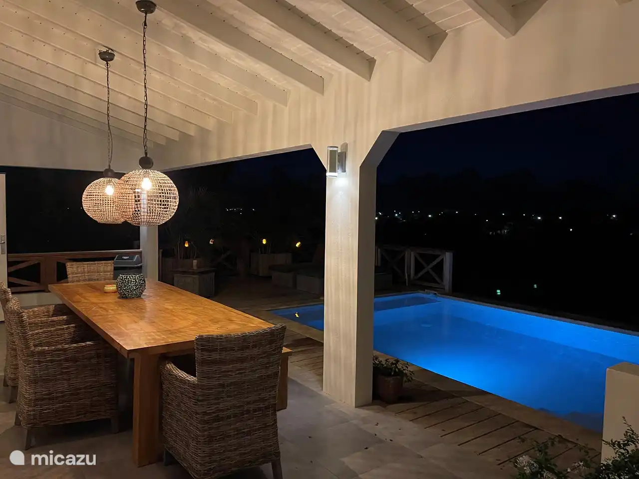 Beleuchteter privater Pool