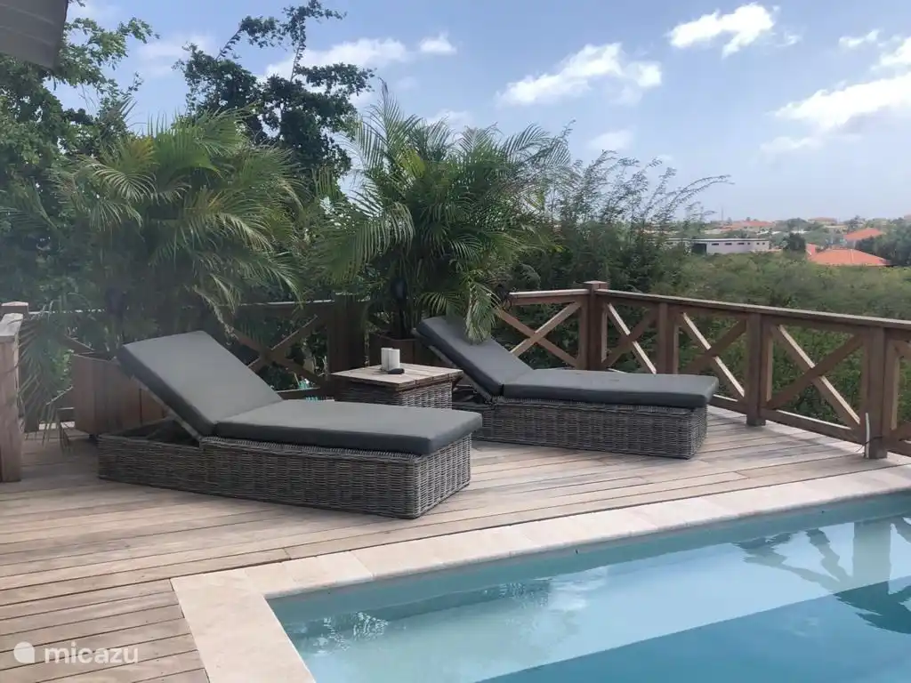 Sonnenliegen am privaten Pool