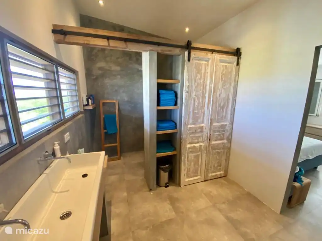 Badezimmer en suite im Hauptschlafzimmer