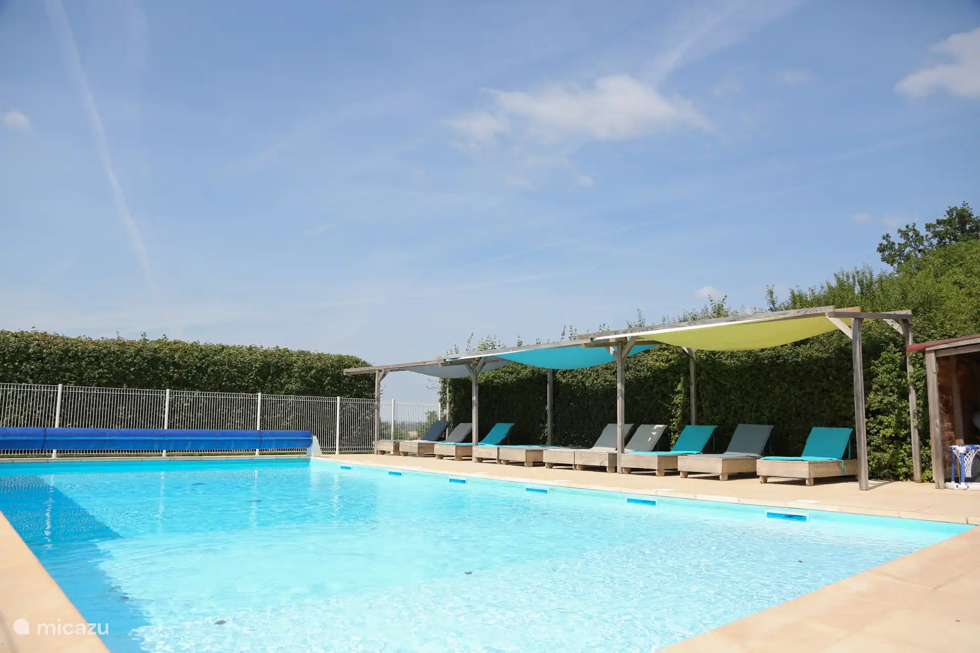 Piscine clôturée