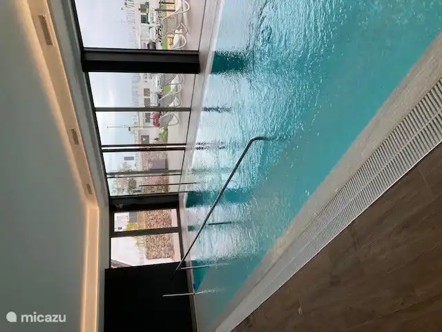 en los meses de invierno puedes darte un chapuzón en la piscina cubierta