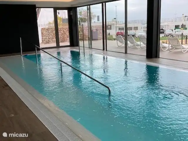 Los dos amigos en España, Costa Blanca, Finestrat - apartamento en los meses de invierno puedes darte un chapuzón en la piscina cubierta