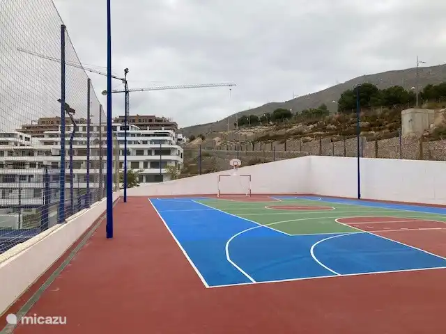 Los dos amigos en España, Costa Blanca, Finestrat - apartamento mini fútbol o baloncesto...