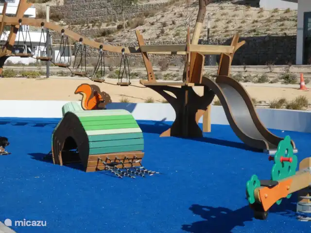 Los dos amigos en España, Costa Blanca, Finestrat - apartamento parque infantil