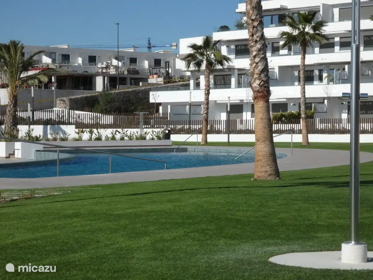 gran piscina para relajarse en verano