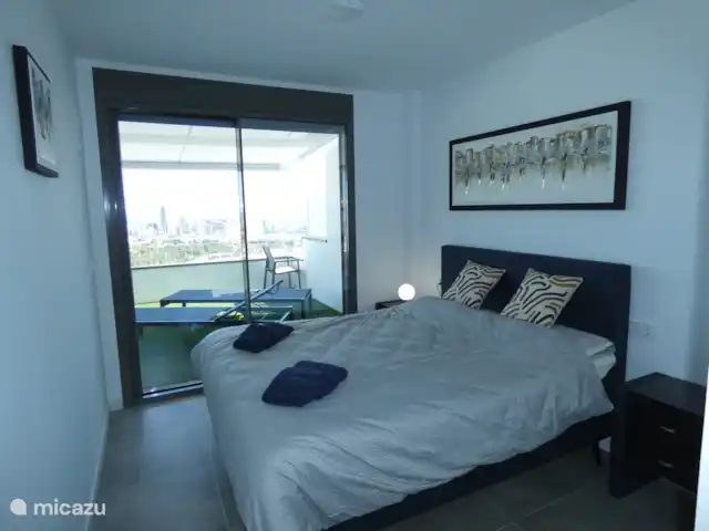 Los dos amigos en España, Costa Blanca, Finestrat - apartamento dormitorio principal con baño privado que da a la terraza