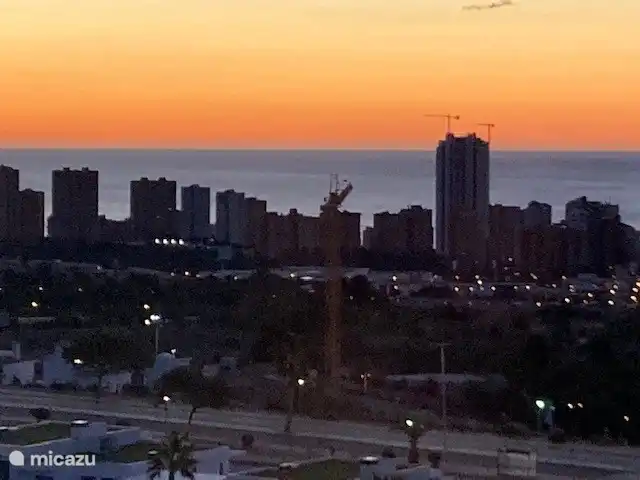 una puesta de sol con vistas al horizonte de Benidorm