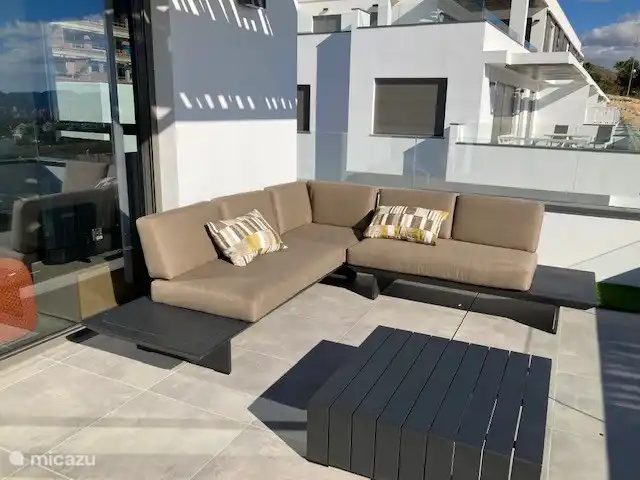 Los dos amigos en España, Costa Blanca, Finestrat - apartamento agradable sala de estar en la terraza soleada