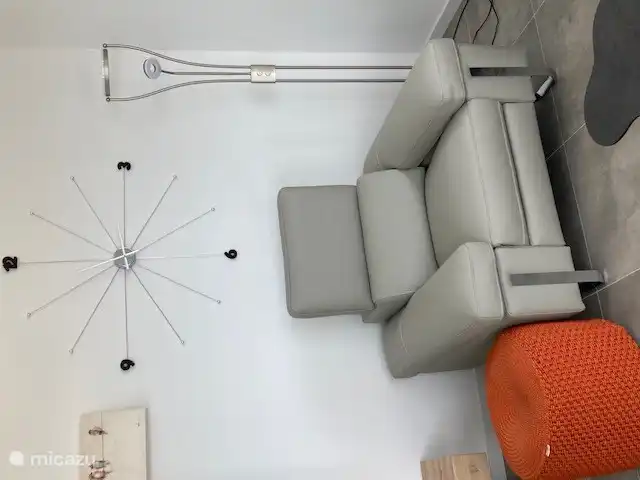 en la sala de estar también hay una agradable sala de estar