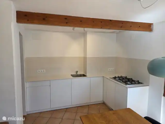 casa vacacional en España, Costa Blanca, Benissa – Casa Lorenzo - Cala Advocat Cocina nueva con lavavajillas, estufa de gas de 5 quemadores. Además, horno, magentrón, nevera grande y congelador