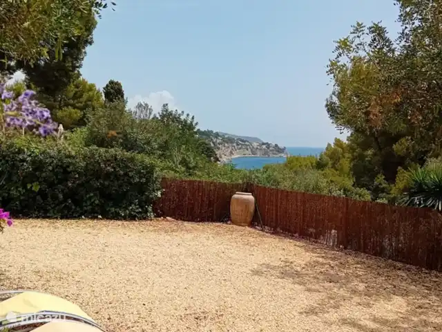 casa vacacional en España, Costa Blanca, Benissa – Casa Lorenzo - Cala Advocat Lugar para dos autos en la parte trasera del jardín.