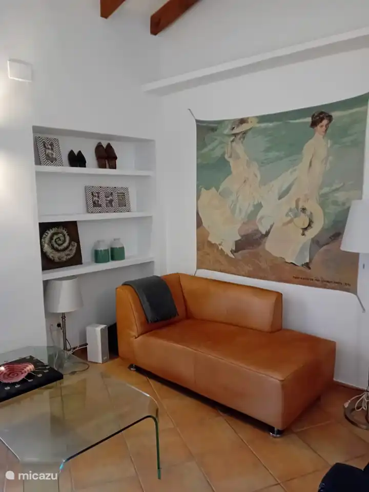 Gelderland 4800, chaisse longue, wonderfully relaxed. Ruimte has Sonos music system. 