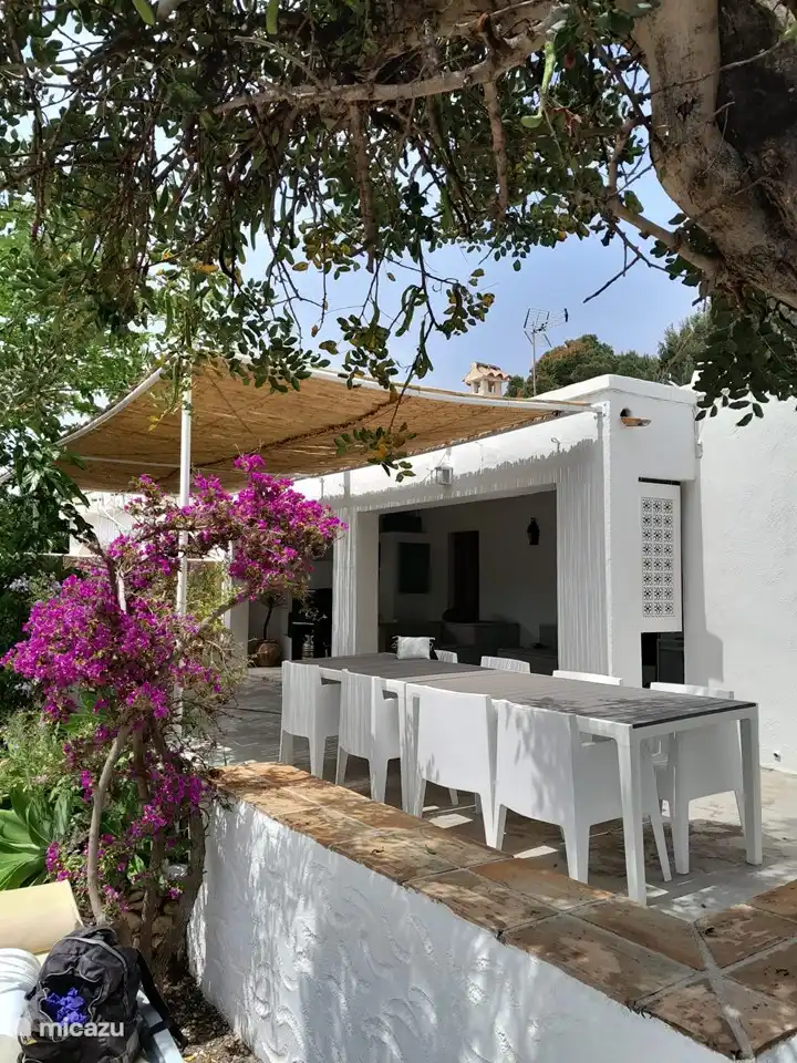 Side view of the outdoor terrace.