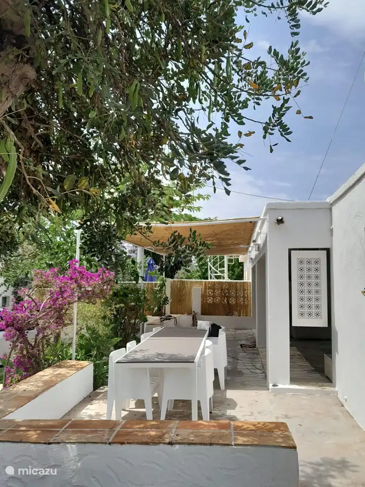 Clear side view of the pergola and naya. In the background a gas barbecue.