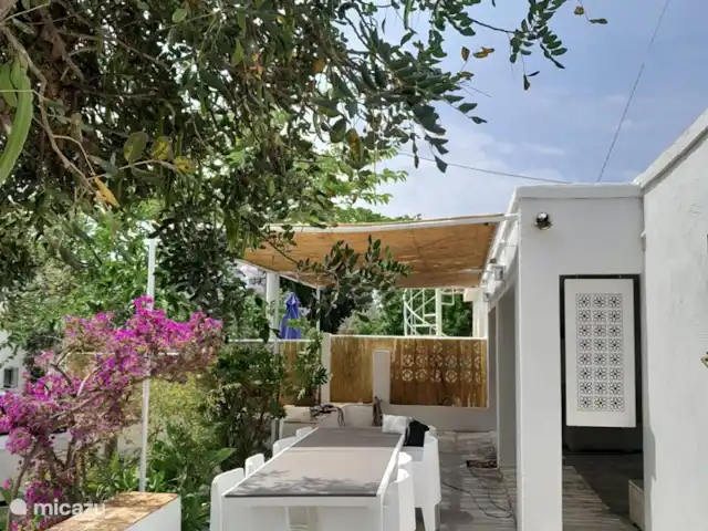 casa vacacional en España, Costa Blanca, Benissa – Casa Lorenzo - Cala Advocat Vista lateral despejada de la pérgola y naya. Al fondo una barbacoa de gas.