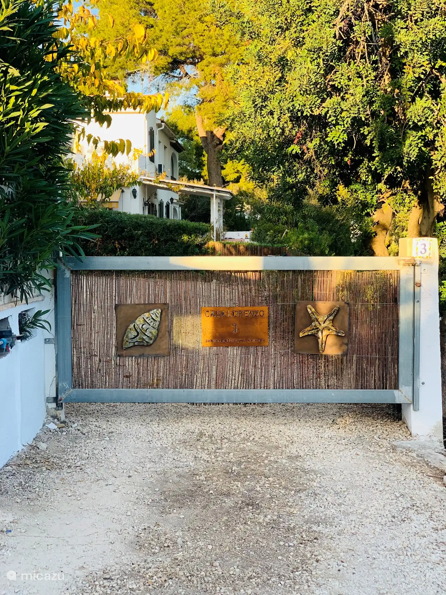 The entrance is very recognizable 'Casa Lorenzo' 