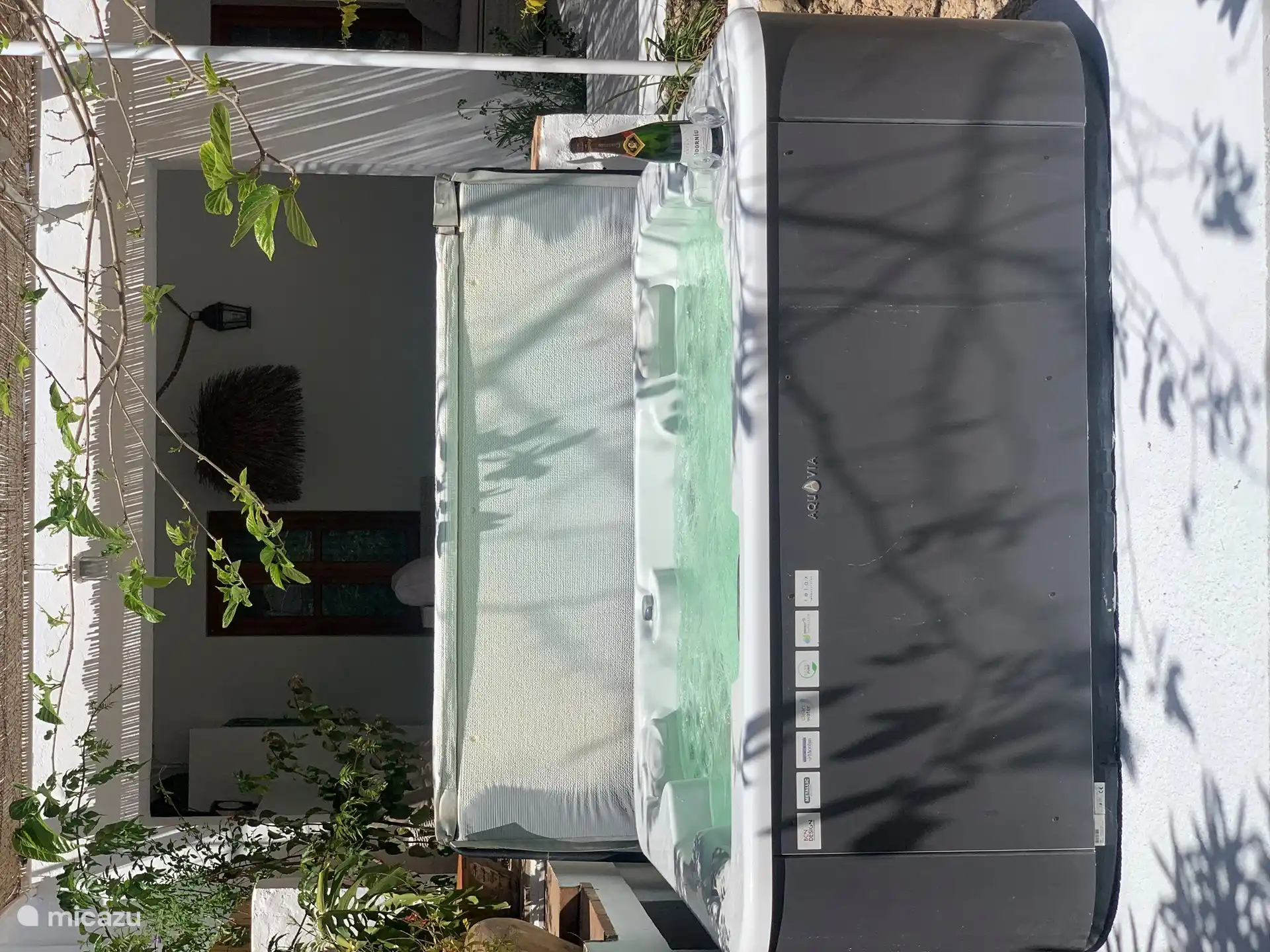 Luxury jacuzzi. Please note that the jacuzzi is closed from 1 June - 1 September due to the heat. There is a swimming pool of 3.05 meters during this period