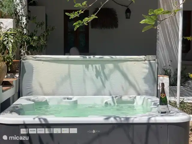casa vacacional en España, Costa Blanca, Benissa – Casa Lorenzo - Cala Advocat Jacuzzi de lujo. El jacuzzi está cerrado del 1 de junio al 1 de septiembre debido al calor. Hay una piscina de 3,05 metros durante este período