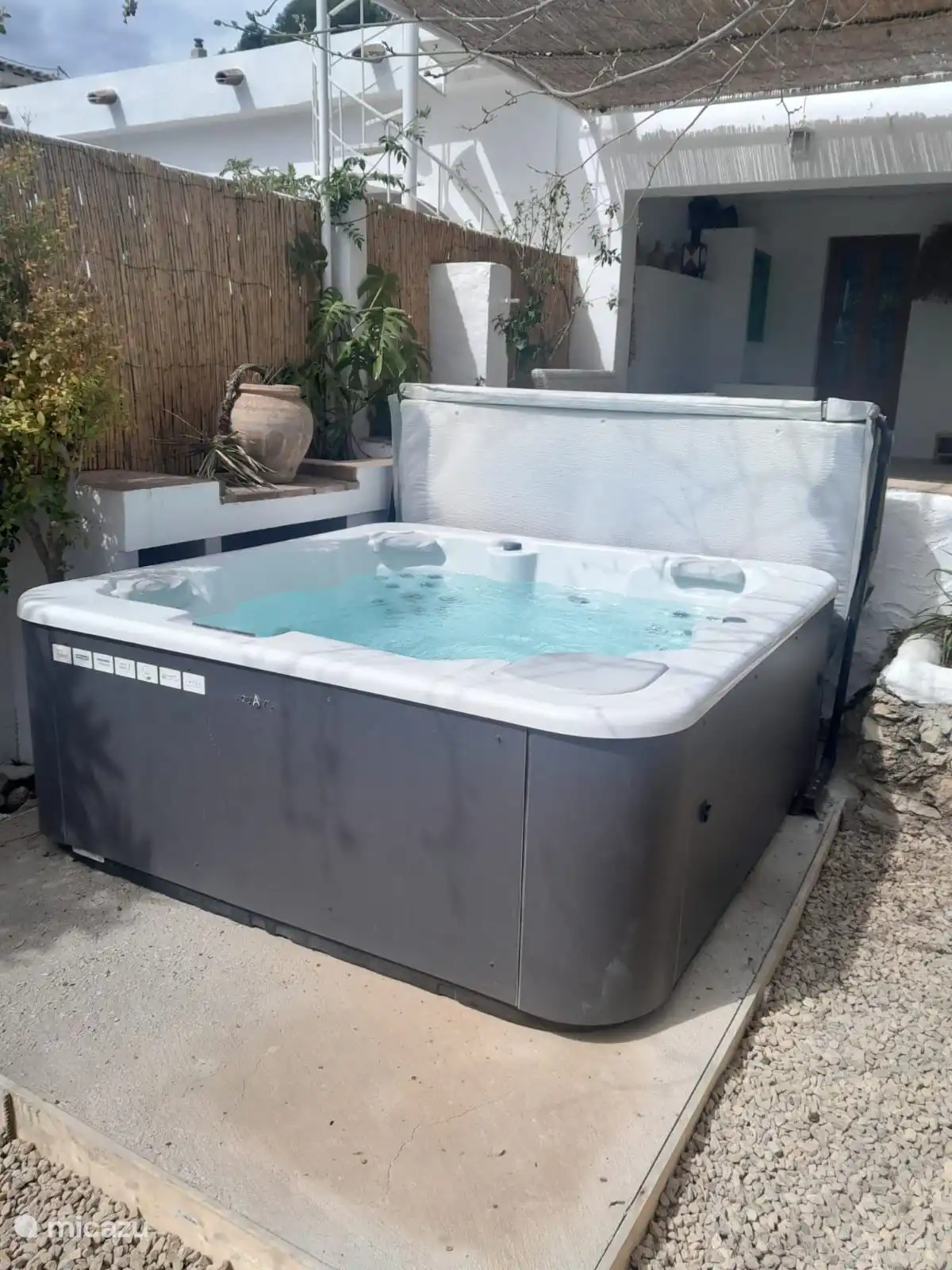 4 person jacuzzi. Luxury jacuzzi. Please note that the jacuzzi is closed from 1 June - 1 September due to the heat. There is a swimming pool of 3.05 meters during this period