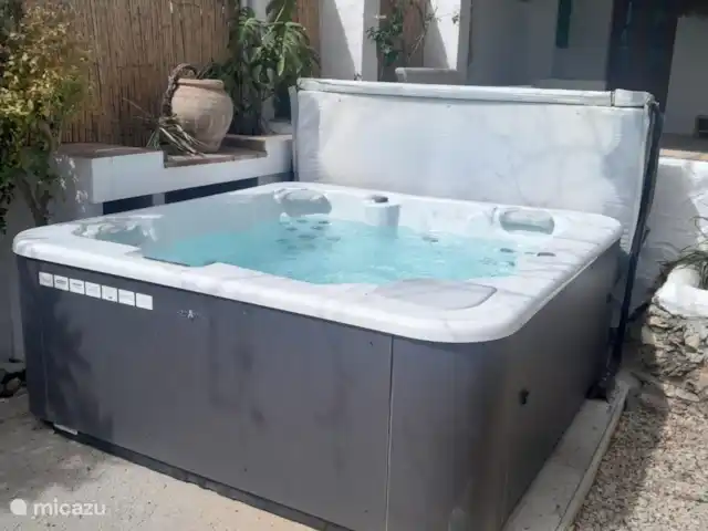 casa vacacional en España, Costa Blanca, Benissa – Casa Lorenzo - Cala Advocat Jacuzzi para 4 personas. Jacuzzi de lujo. El jacuzzi está cerrado del 1 de junio al 1 de septiembre debido al calor. Hay una piscina de 3,05 metros durante este período