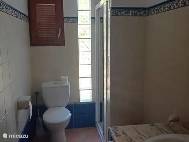 casa vacacional en España, Costa Blanca, Benissa – Casa Lorenzo - Cala Advocat Cuarto de baño, con bidé, inodoro, lavabo y ducha. Sencillo pero bueno.