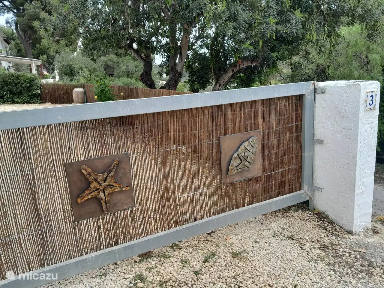 Recognizable entrance to your rented paradise!