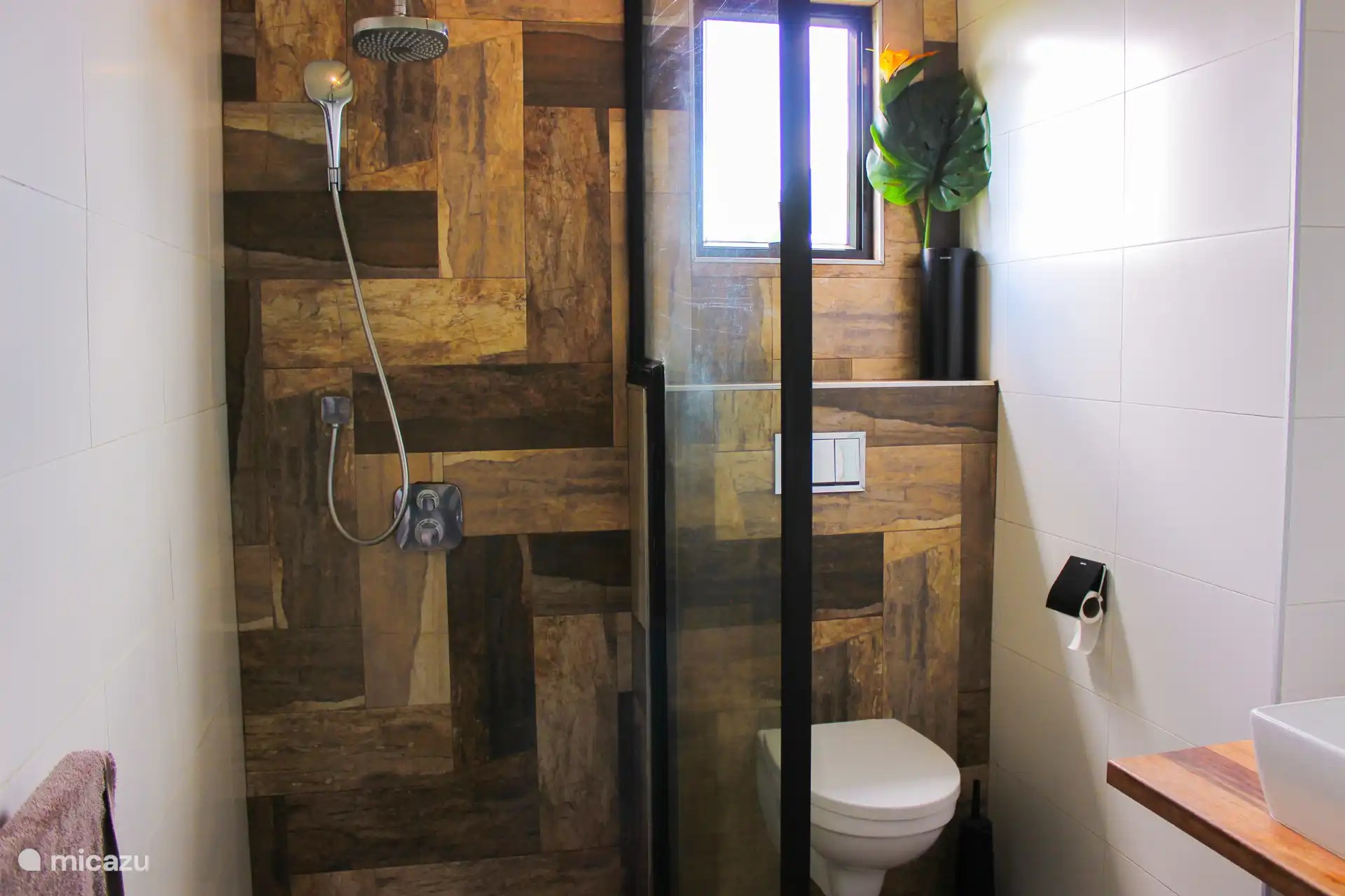 Salle de bain dans la chambre principale à l’étage 