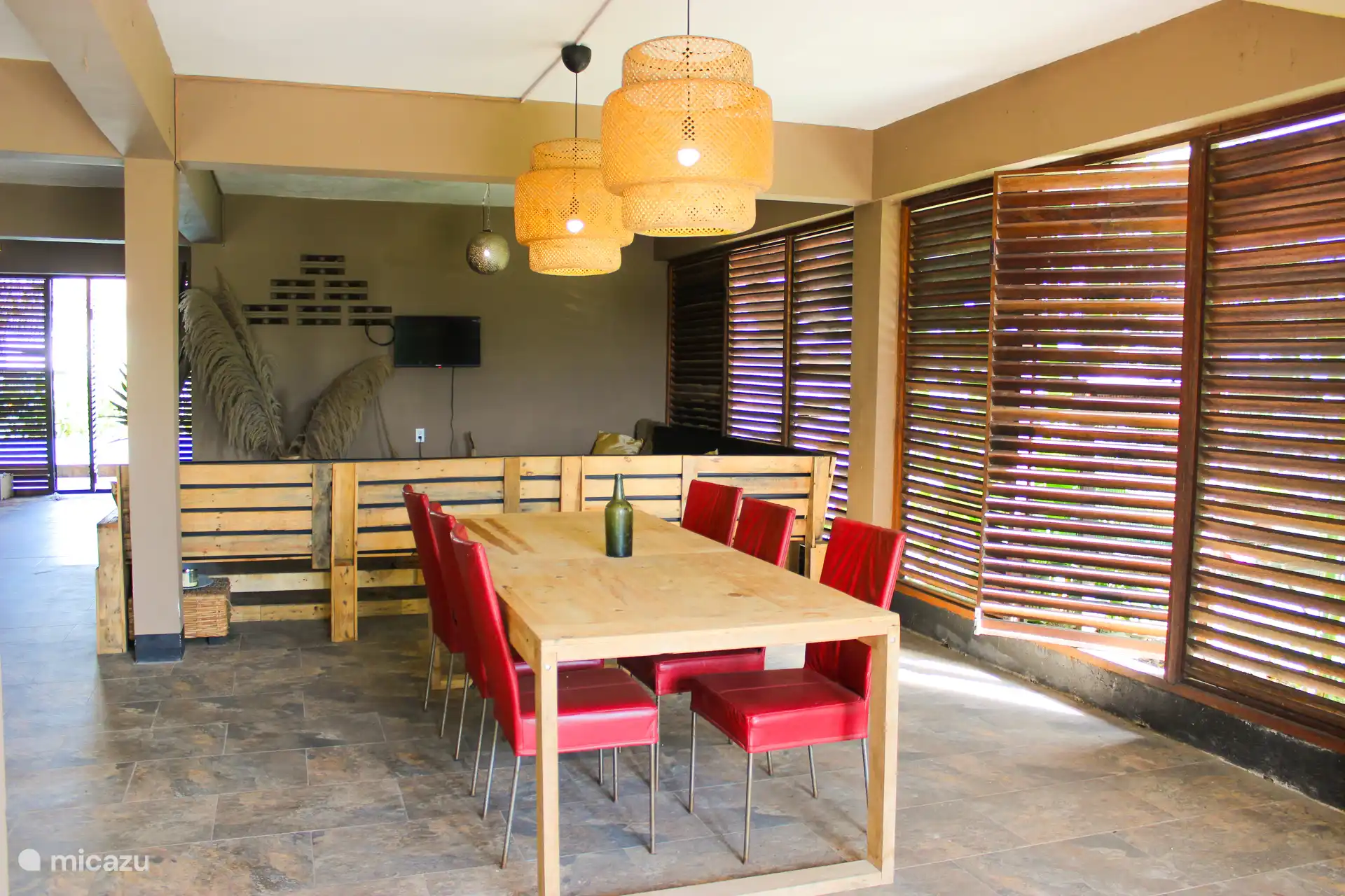 Terrasse/patio au rez-de-chaussée avec table à manger et canapé salon avec smart TV 