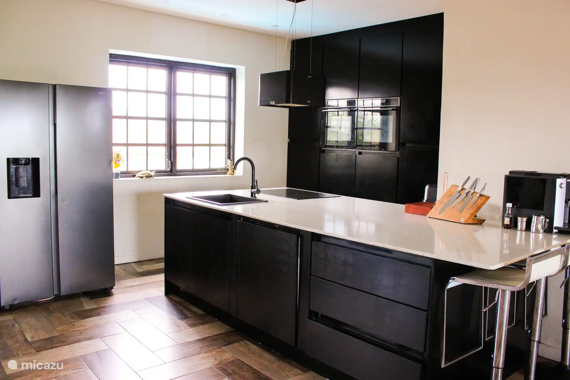 Cuisine à l’étage avec appareils intégrés