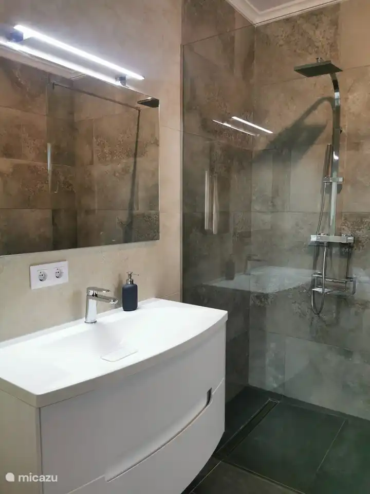 Upstairs bathroom in bedroom &#39;Mette&#39;