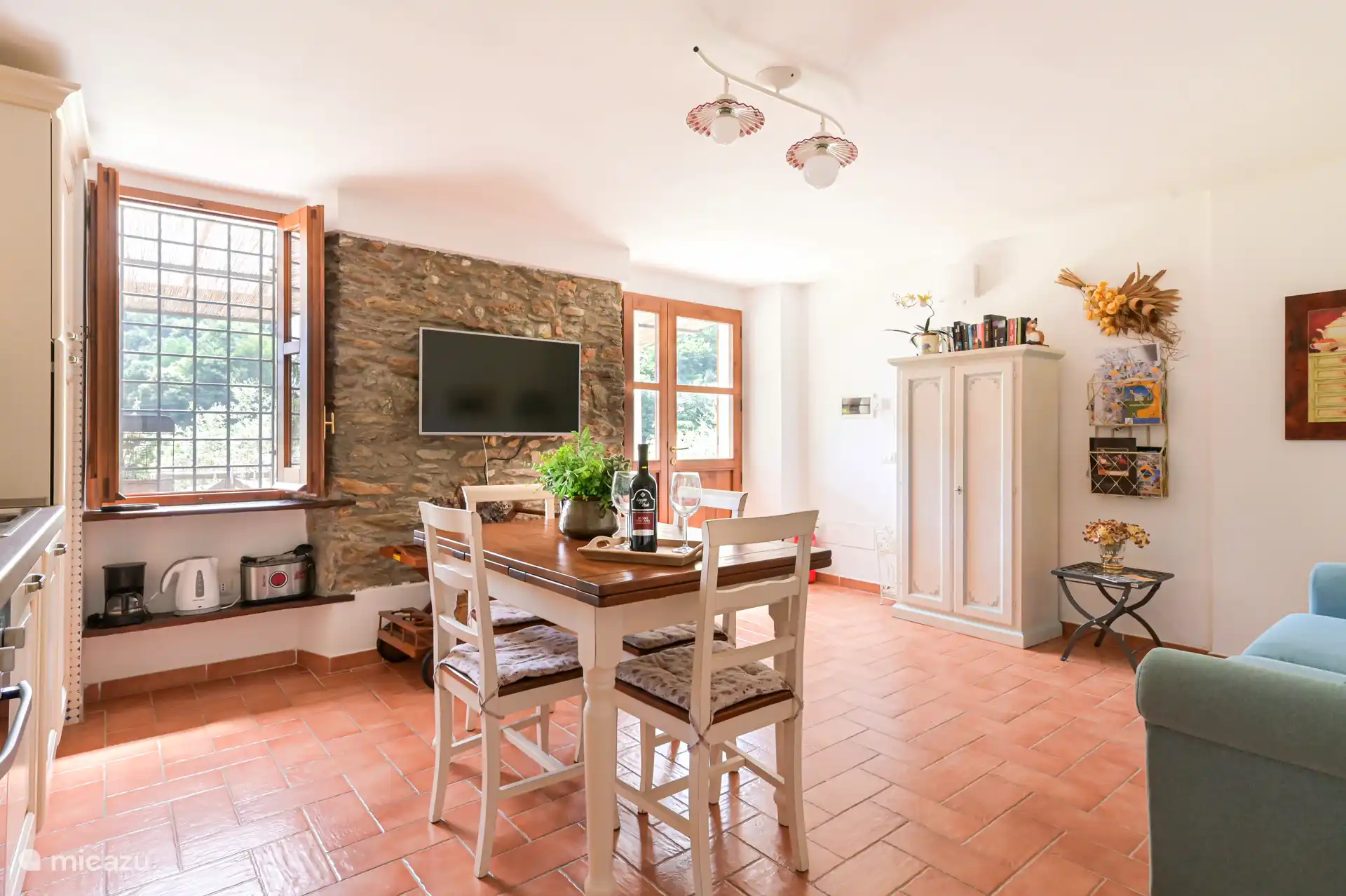 El bonito comedor conduce directamente a la terraza.
TV vía satélite de 42