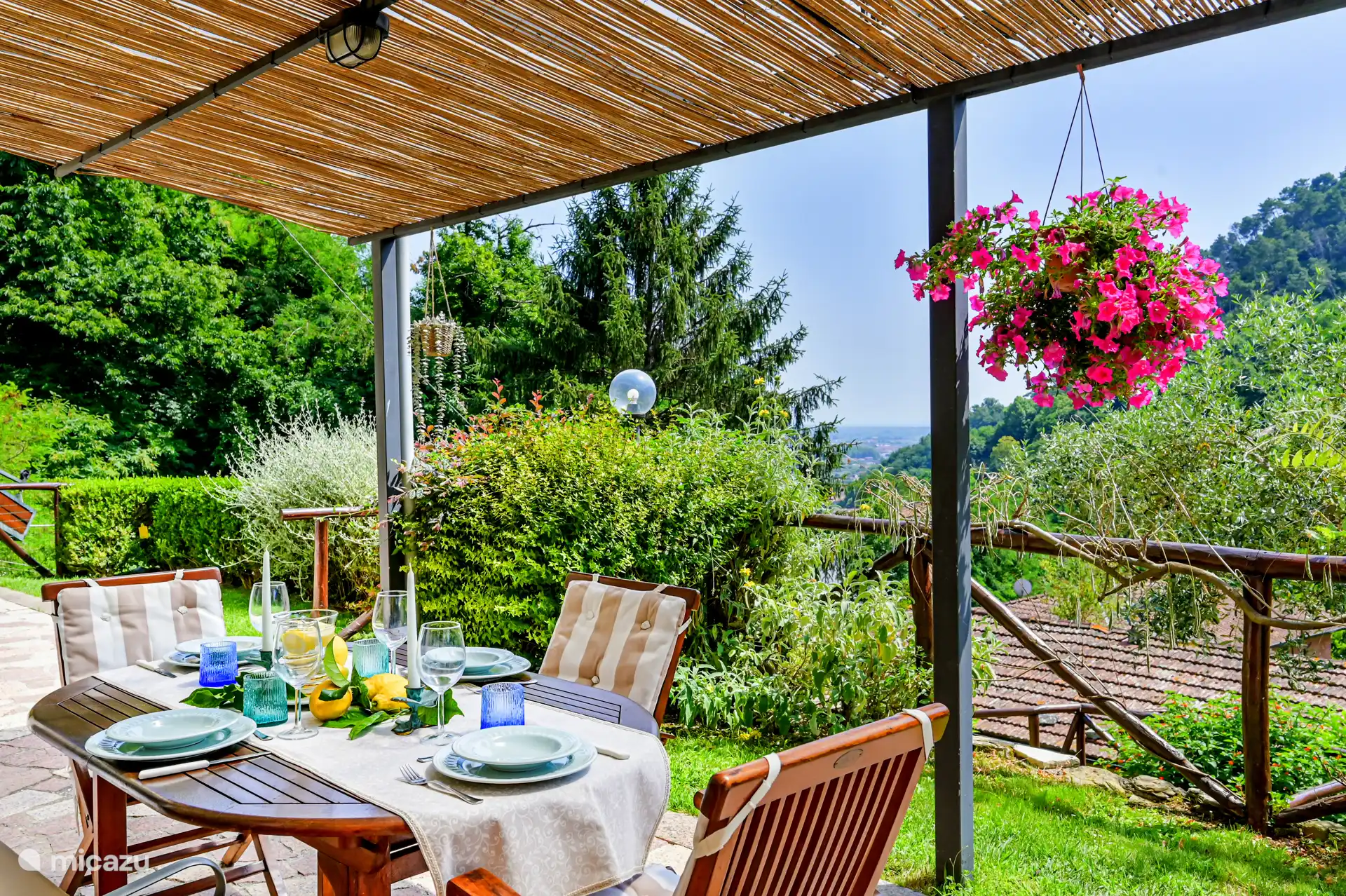 preciosa terraza, ideal para relajarse y desayunar en el