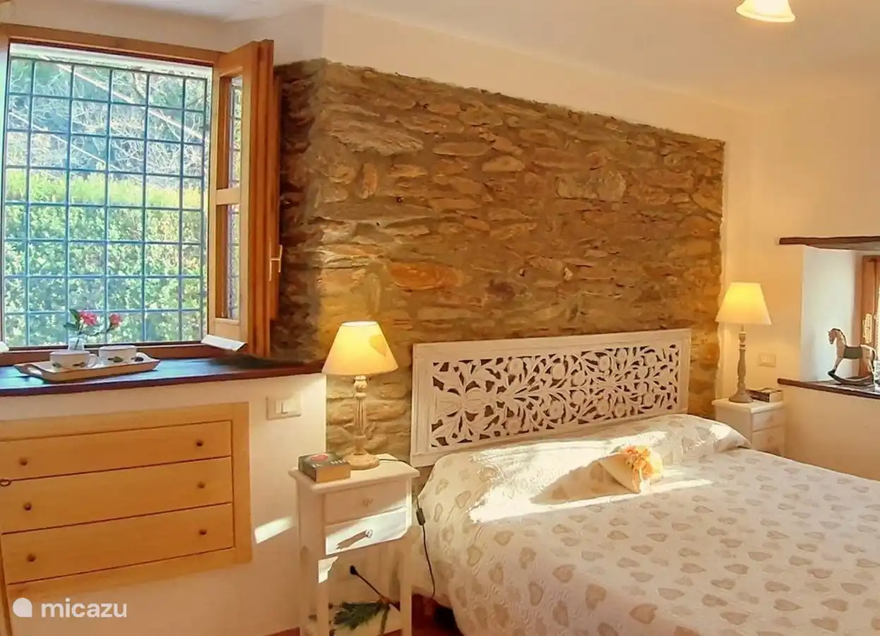 Dormitorio. La casa está terminada y decorada de una manera acogedora