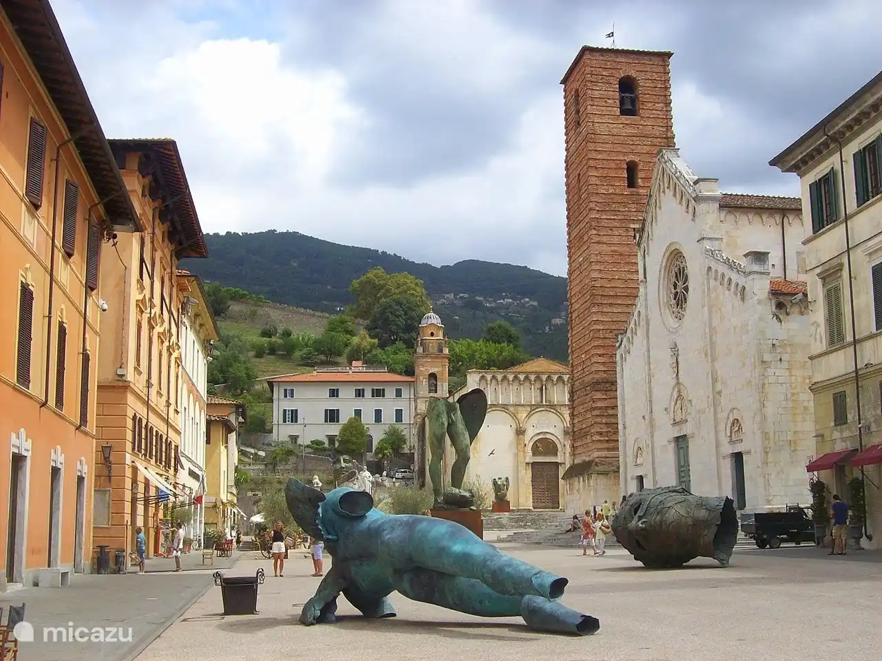 Ciudad medieval de Pietrasanta: Exposición de arte. Homenaje a Mitoraj
