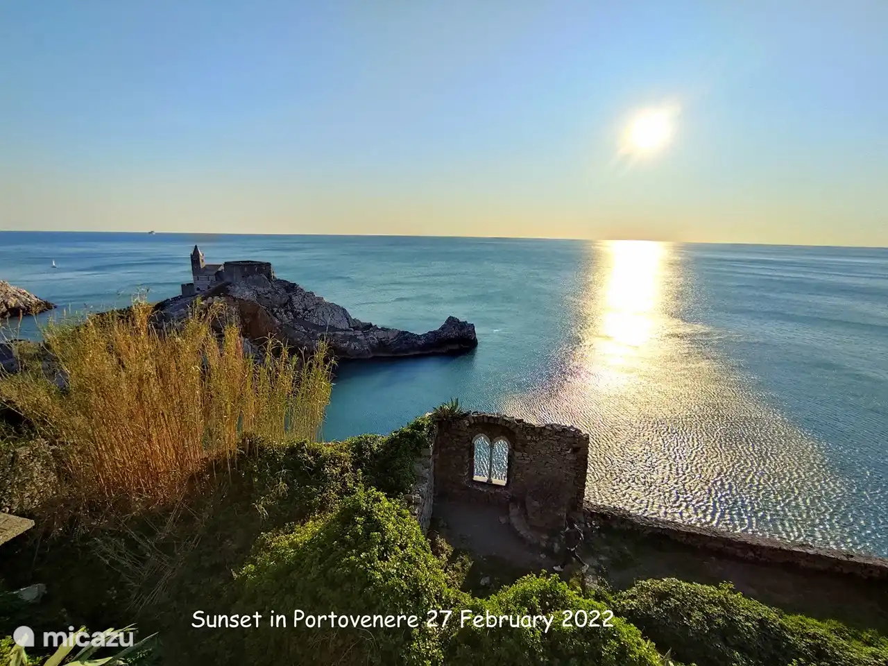 Portovenere se encuentra en el extremo occidental del golfo de La Spezia, rodeado por un mar azul profundo y bañado por aguas cristalinas. Es parte del sitio de la UNESCO, muy buen viaje diario.