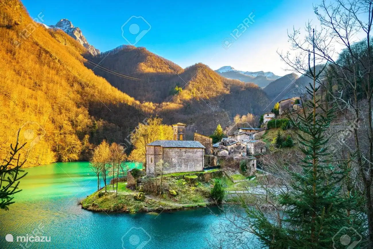 El lago Isola Santa, y en sus orillas el caserío, con construcciones de estilo típico y tejados de pizarra