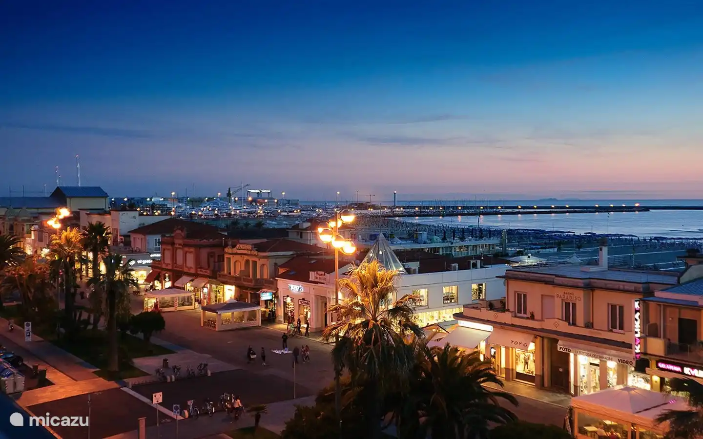 La hermosa ciudad de Viareggio, famosa por sus edificios de estilo Art Nouveau, por la noche