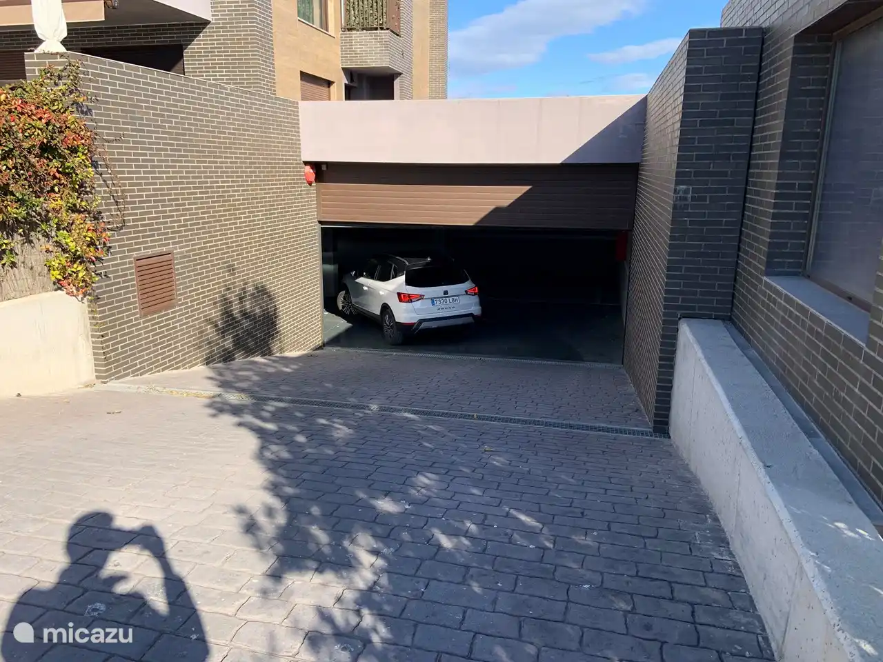 Parking couvert avec place de parking privée