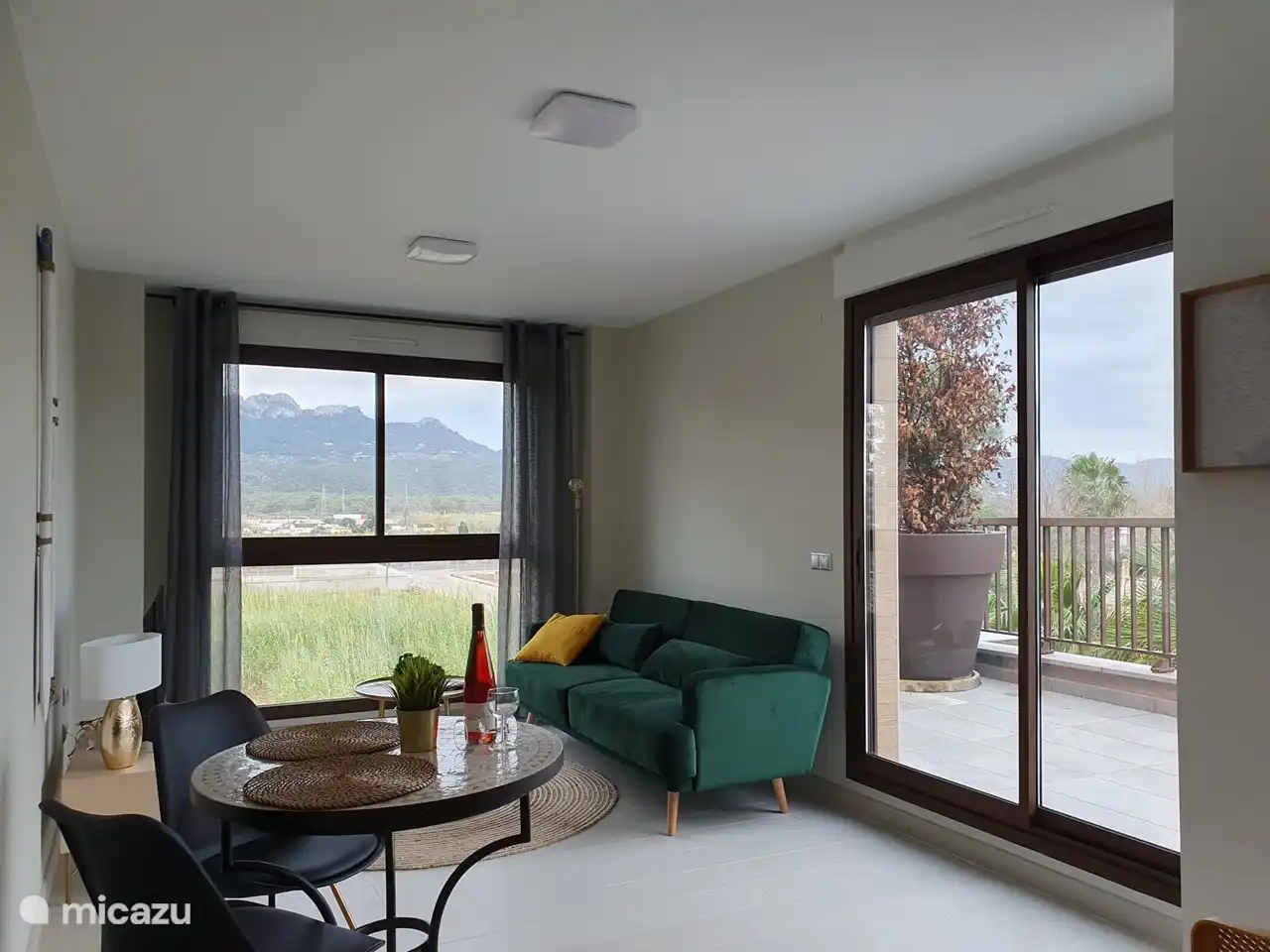 Salon spacieux avec vue sur les montagnes