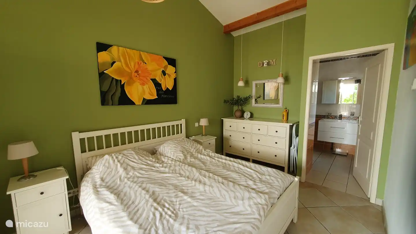 Chambre Olives, Schlafzimmer im Erdgeschoss mit eigenem Bad