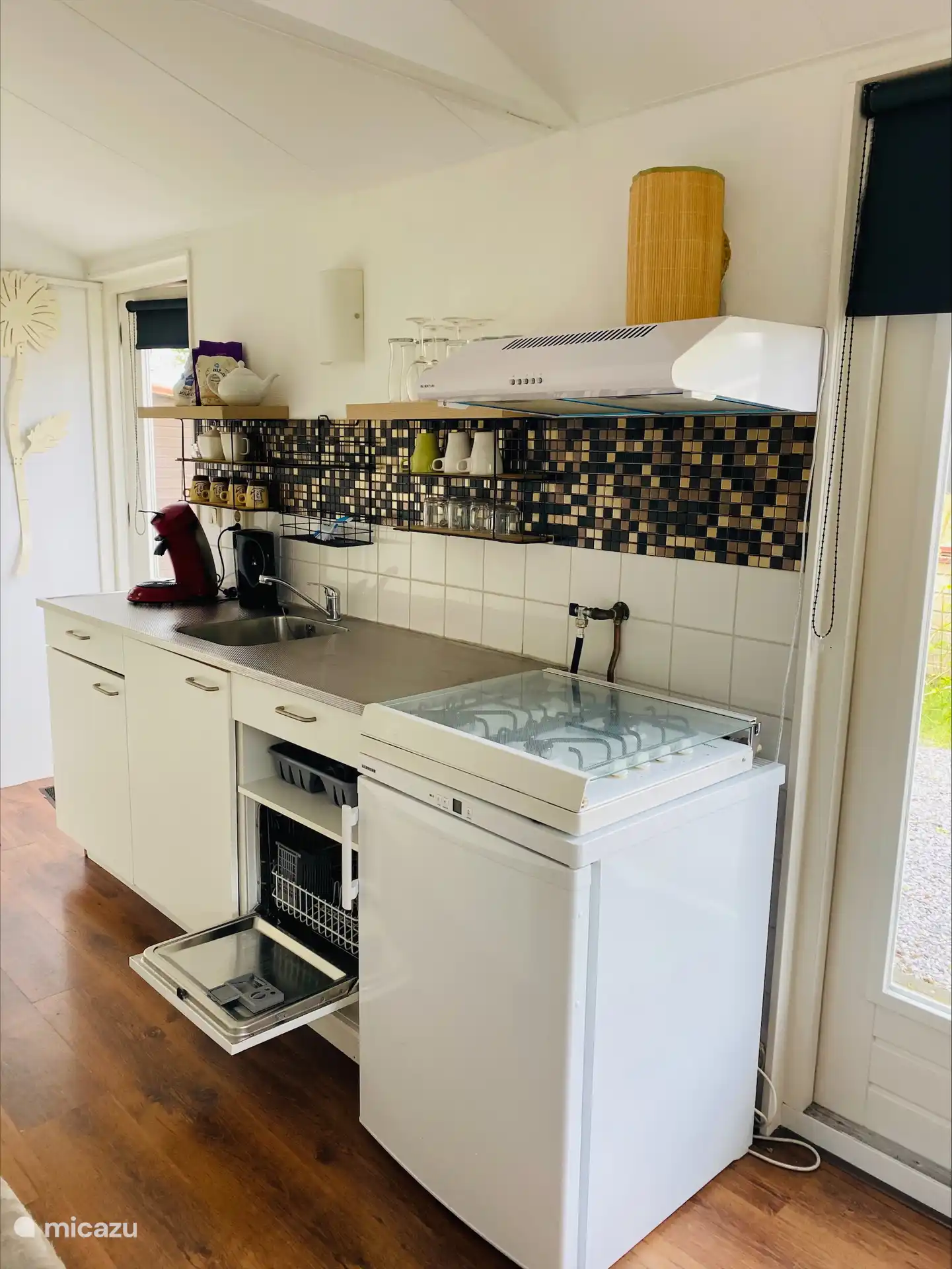 keuken met 4 pits gasfornuis en vaatwasser