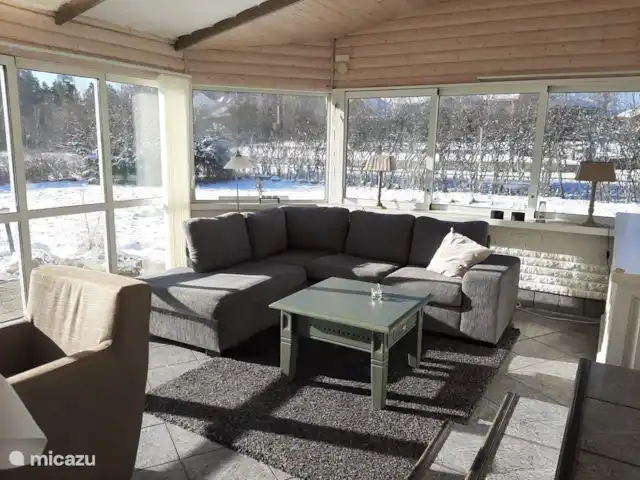 Ljungsarp Hasewinkel | Suède, Småland, Hestra - maison de vacances Véranda spacieuse avec du verre tout autour et une porte coulissante.