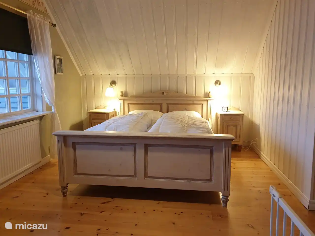 Offenes Schlafzimmer im 1. Stock. mit großem überdachtem Balkon.