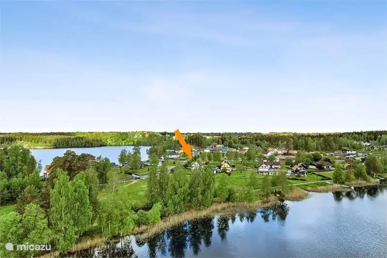 Das Haus liegt zwischen 2 Seen.