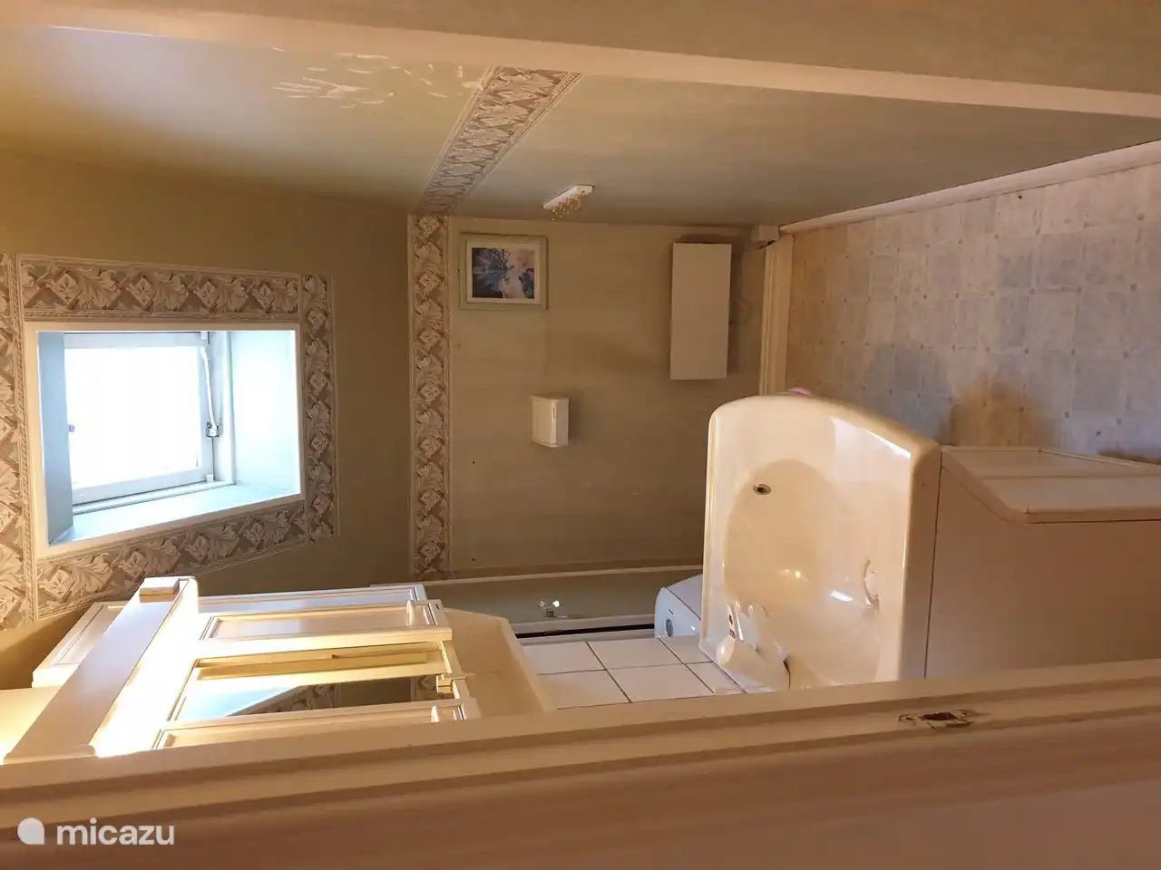 Badezimmer mit WC und Waschbecken im 1. Stock.